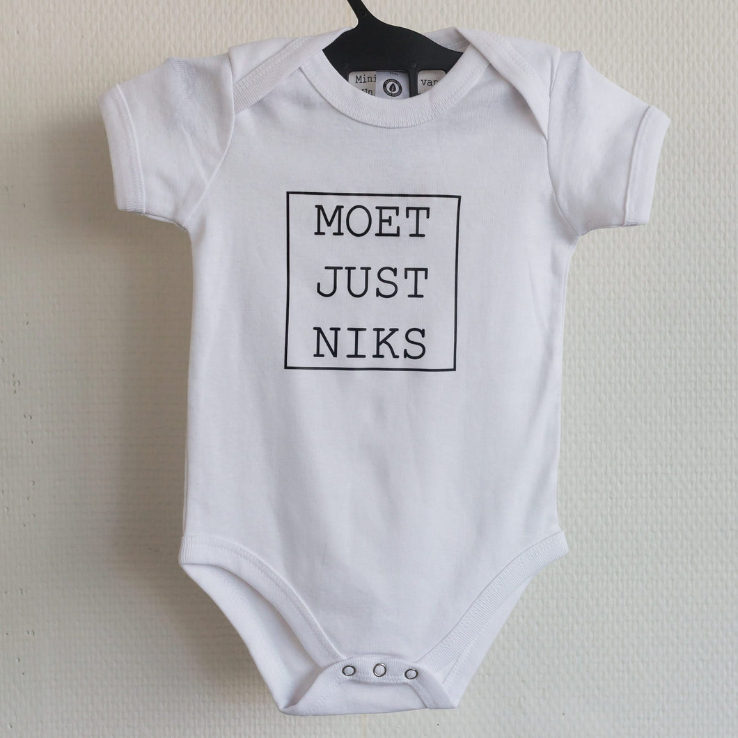 Romper “Moet Just Niks” zwart