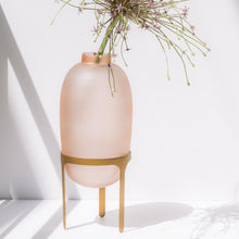 Afbeelding in Gallery-weergave laden, Vase on foot pink
