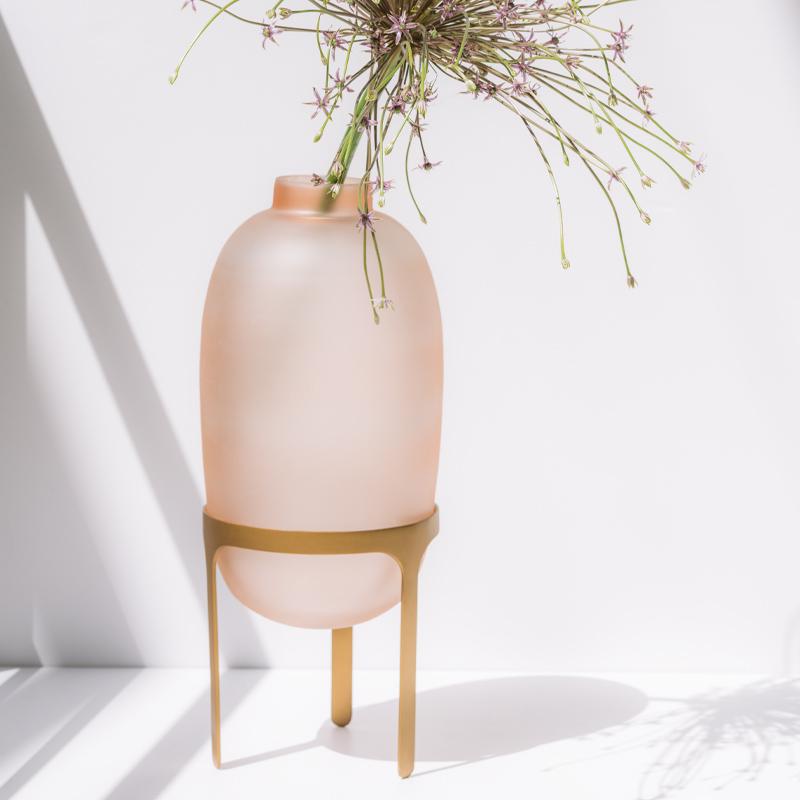 Vase on foot pink