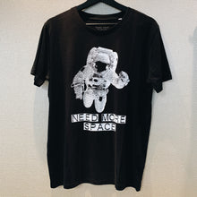 Afbeelding in Gallery-weergave laden, T-shirt &quot;need more space&quot; (m)
