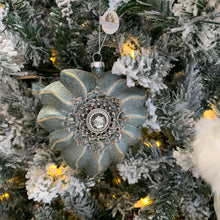 Afbeelding in Gallery-weergave laden, Kerstbal hartvormig blauw/zilver
